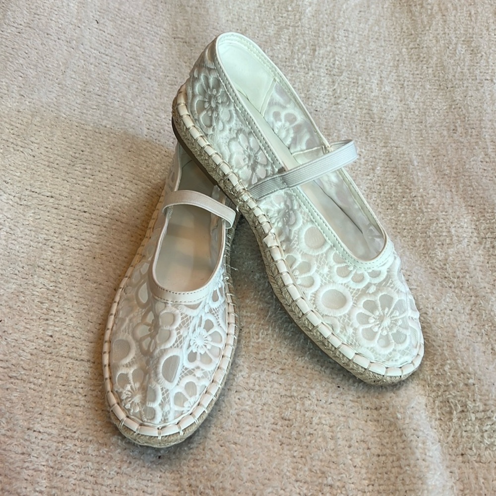 White shoes women’s size 9.5. Never worn